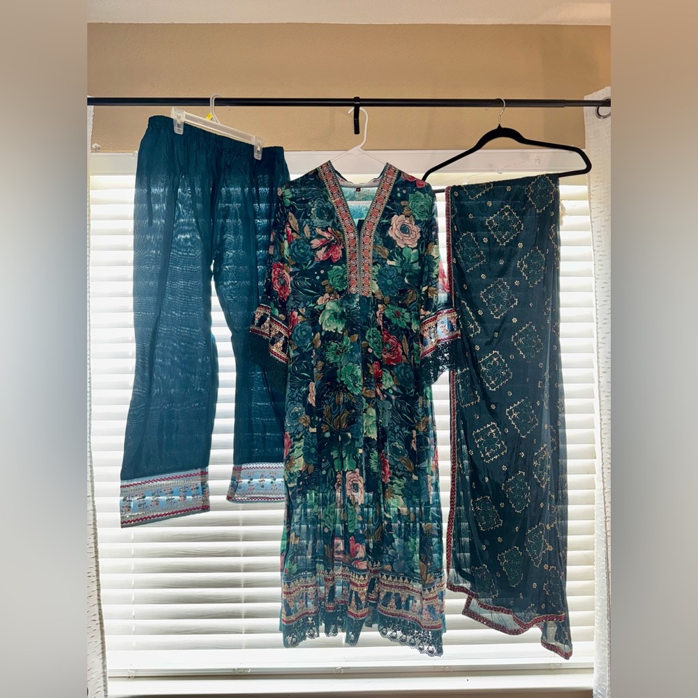Floral Embroidered M Three-Piece Outfit